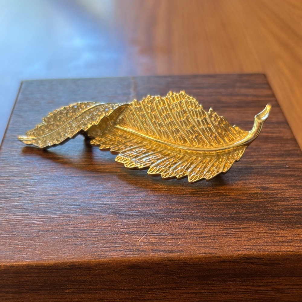 Sarah Coventry curled leaf gold tone Brooch with crystal rhinestones